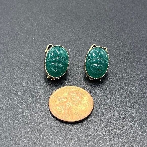 Vintage Green Swirl Glass Carved Scarab Gold Tone Protection Clip-on‎ Earrings - Picture 4 of 12